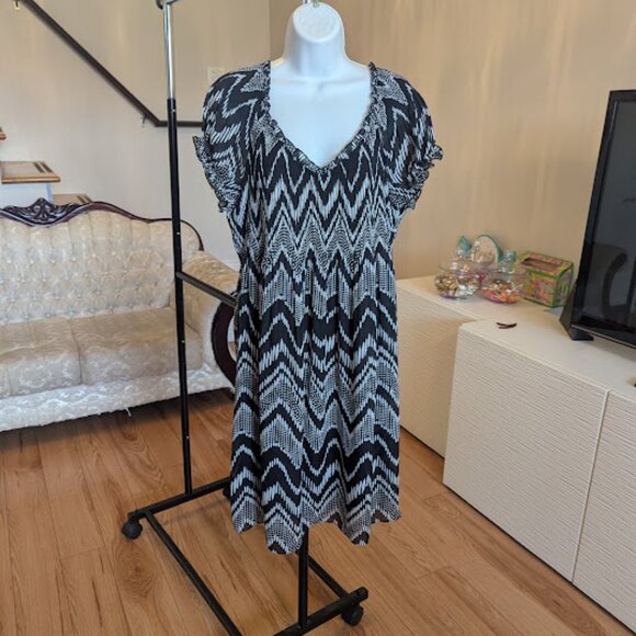 Black and White Short Sleeve Dress Size XL - Picture 2 of 6
